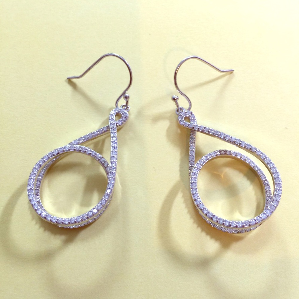 Earrings with line stones